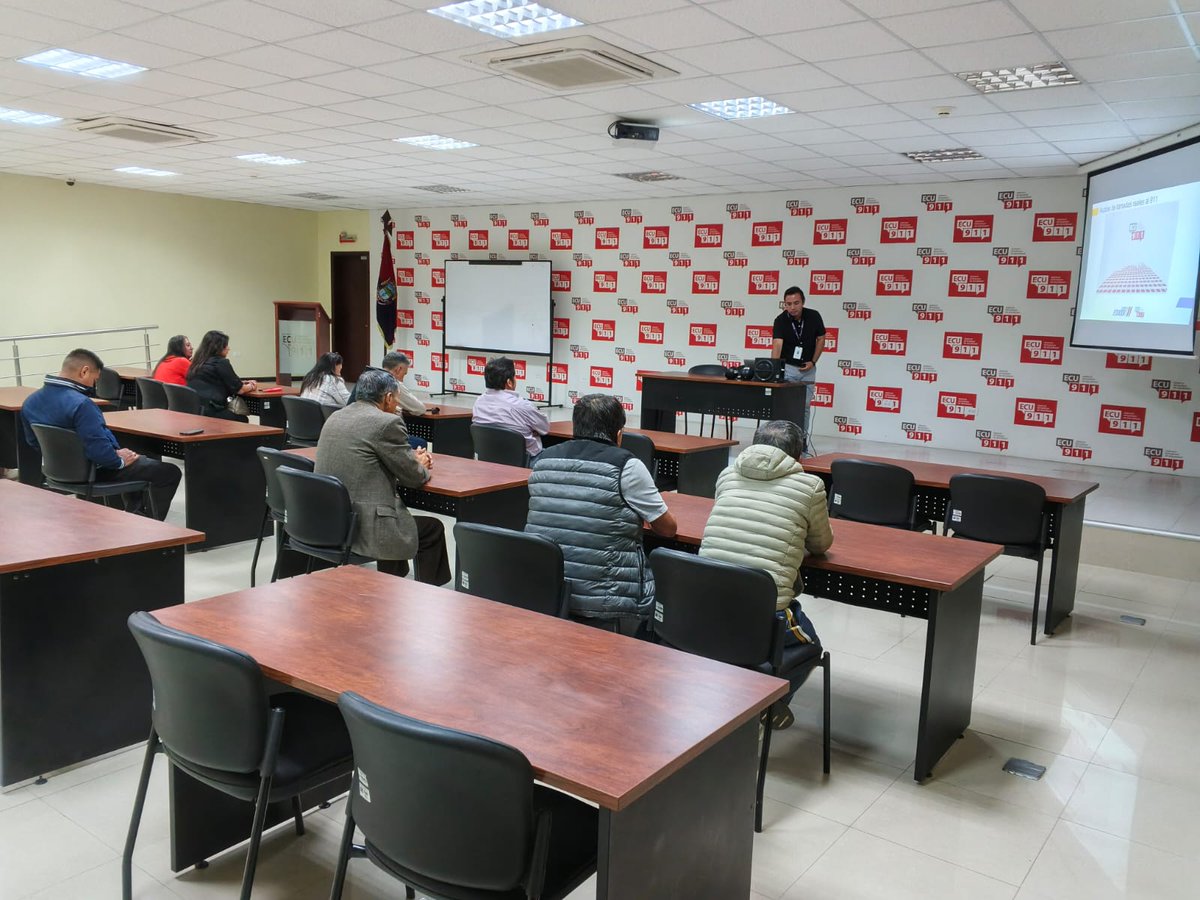 ECU911Ambato's tweet photo. 📍 #Ambato | En el @ECU911_ recibimos a líderes y lideresas de diferentes barrios de la ciudad, a quienes socializamos nuestro modelo de gestión, el uso de la #AppECU911 y el #BotónVioletaECU911 para reportar emergencias de violencia contra la mujer. https://t.co/1FZ6jAif9c