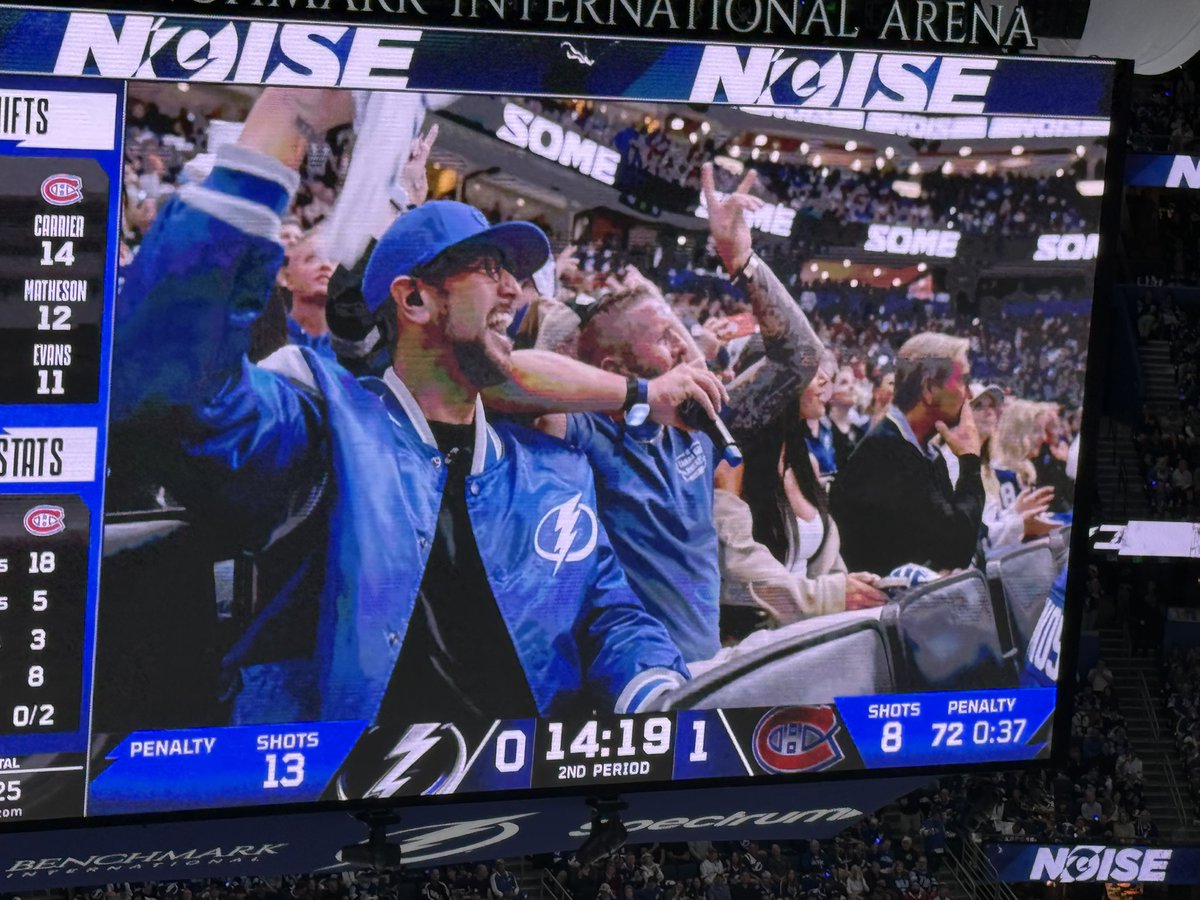 markskoljrTV's tweet image. #USF head coach Brian Hartline lets out a loud Go #Bolts chant here at the Bench. #tampabay #lightning