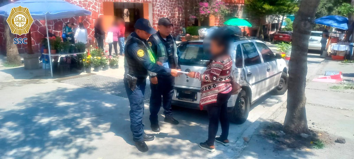 SSC_CDMX's tweet photo. #ColoniaSegura | Para garantizar la tranquilidad y seguridad de las y los vecinos del pueblo #ParresElGuarda y la colonia #LomasDePadierna, de la alcaldía @TlalpanAl, oficiales de los sectores #Topilejo y #Padierna realizan recorridos a bordo de patrullas y a pie con el objetivo de atender sus demandas y de fortalecer la comunicación directa. 🚓 👮🏻♀️👮🏻
#LaPolicíaCercaDeTi #JefaDeGobierno @ClaraBrugadaM