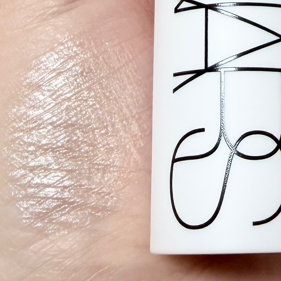 __hongo_'s tweet image. NARS ライトリフレクティング ルミナイジングスティック

濡れたようなツヤがめっちゃ綺麗✨
ギラギラせんから大人っぽいツヤになる🤍
時間経っても密着してヨレにくいのが優秀。
黄色みの少ないベージュって感じで可愛い💕

#デパコス #NARS #ハイライトスティック #ツヤ肌 #濡れツヤ