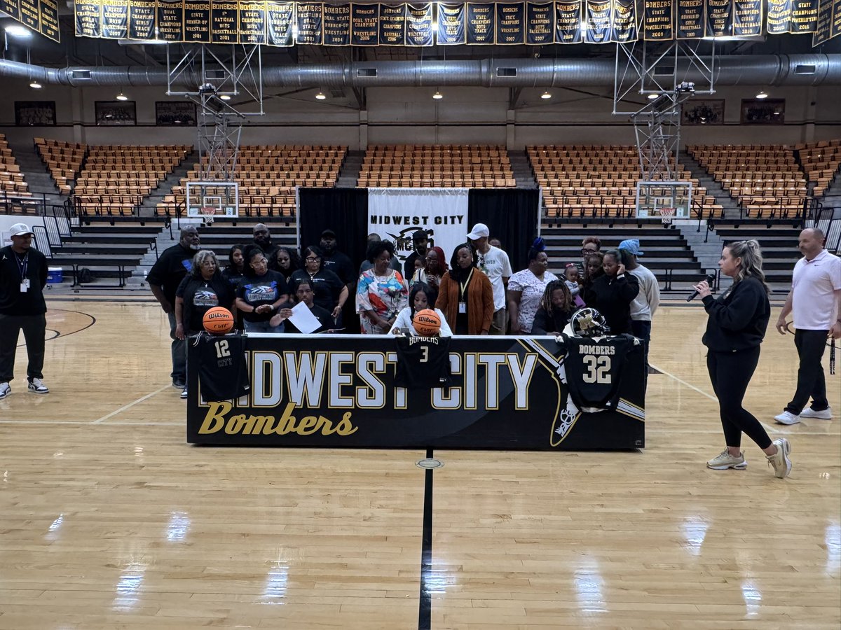 ladybombers2's tweet photo. Signed, sealed, and ready to be delivered!! ✍🏽💛🖤

Our girl Ceidi Johnson is officially headed to the next level with Fort Scott Community College!

We are beyond proud of you and everything you’ve accomplished. 
We love you @ceidiiii https://t.co/gkiYJdvtZe
