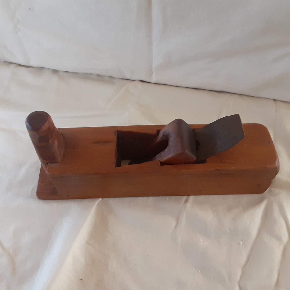 DianeRapp's tweet image. Shopping for #Father's Day? These two antique planes make a perfect gift. The narrow plane has a concave groove to keep the tool on a narrow piece of wood. The metal blade on the larger plane is stamped "Warranted Wurper Bronne" with a crown symbol. collectiblesbyrapp.etsy.com/listing/169623…