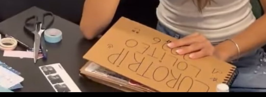 vosyasabess_'s tweet photo. LLORO CHICAS SU ALBUM SE LLAMA LOLITEO JAJSJS https://t.co/IdPB1VvT9G