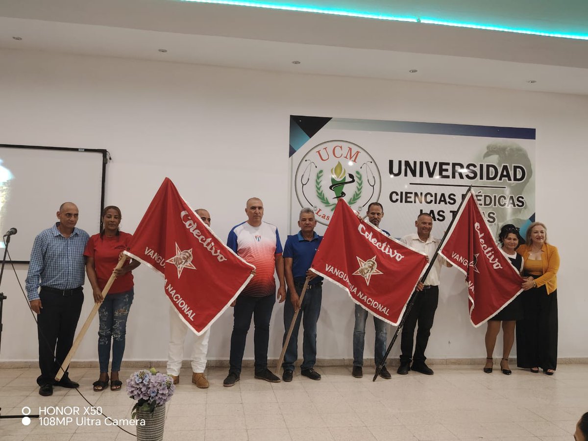 Muchas felicidades para los centros pertenecientes al ministerio de las comunicaciones que  recibieron la bandera que los acredita como  Vanguardia Nacional  #LasTunas #PorLasTunasLaVictoria #SíSePuede