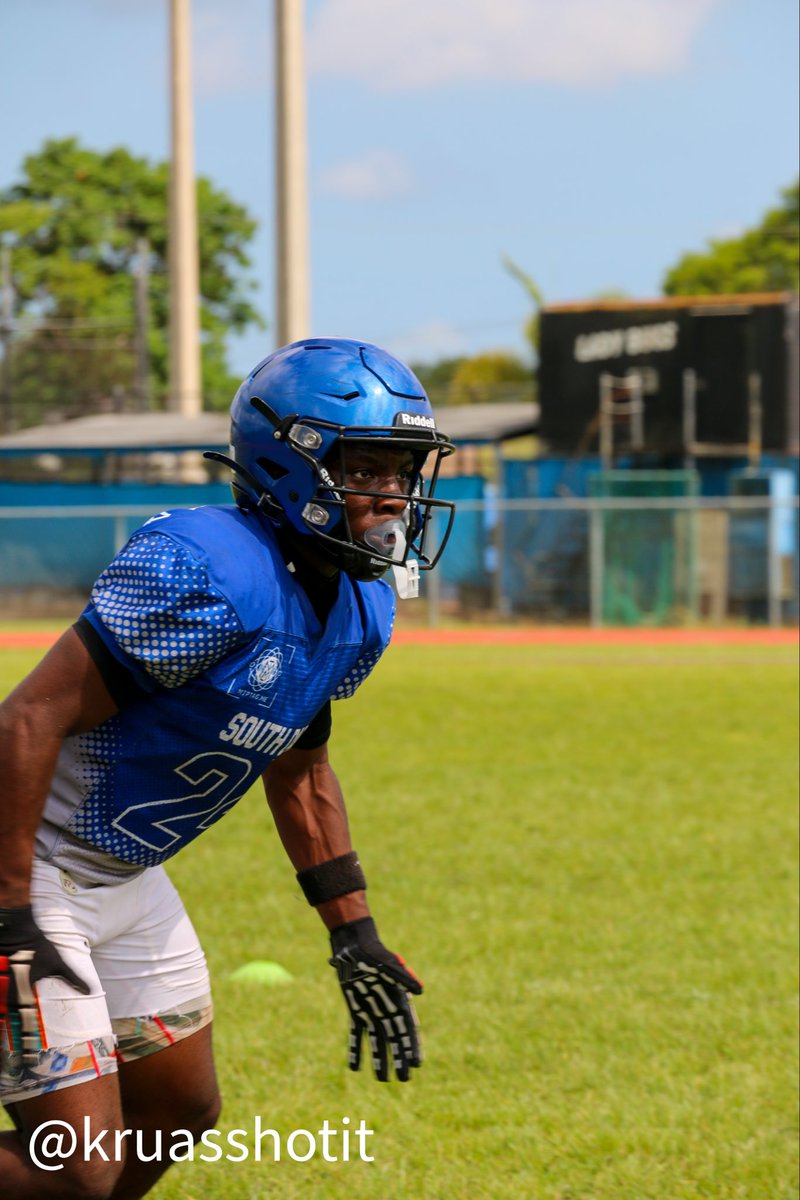 4_cbfw_'s tweet photo. spring drills and pictures #sophomoreseasonloading
#10thgrade
#hardwork https://t.co/xmP7LwXDIu