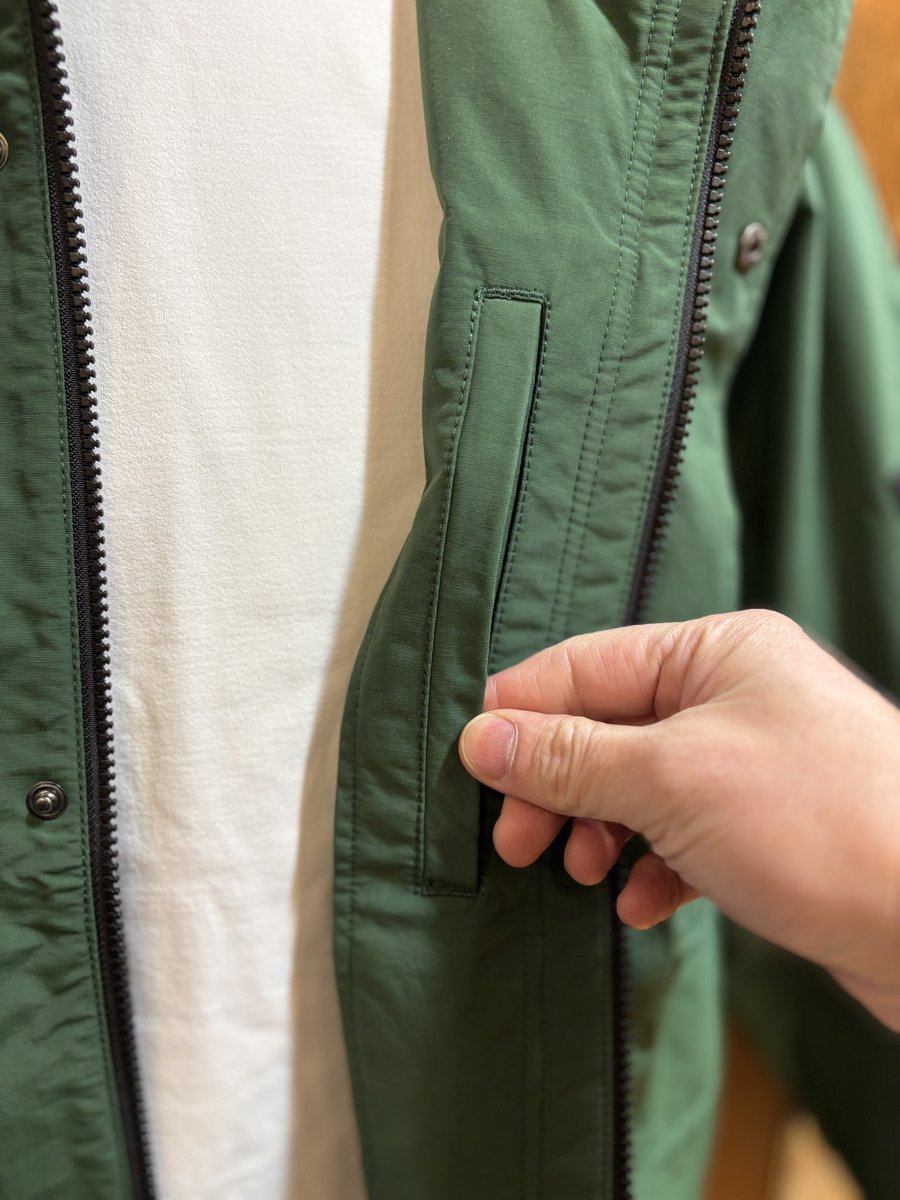 masterx_b's tweet image. コットンナイロン素材は特殊加工により撥水効果を発揮します。大容量のポケットにはワームポケット装備、さらに内ポケットも備えています。裏側ロックミシンの縫製には、ほつれ防止のためパイピングが施されています。雨の日のレインコートとして活用できるアイテムです。#kyoto #京都 #enjoy #お洒落