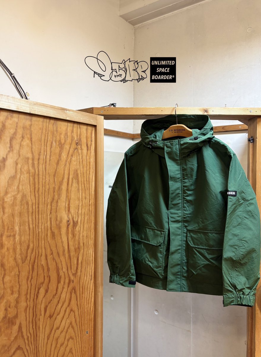 masterx_b's tweet image. コットンナイロン素材は特殊加工により撥水効果を発揮します。大容量のポケットにはワームポケット装備、さらに内ポケットも備えています。裏側ロックミシンの縫製には、ほつれ防止のためパイピングが施されています。雨の日のレインコートとして活用できるアイテムです。#kyoto #京都 #enjoy #お洒落