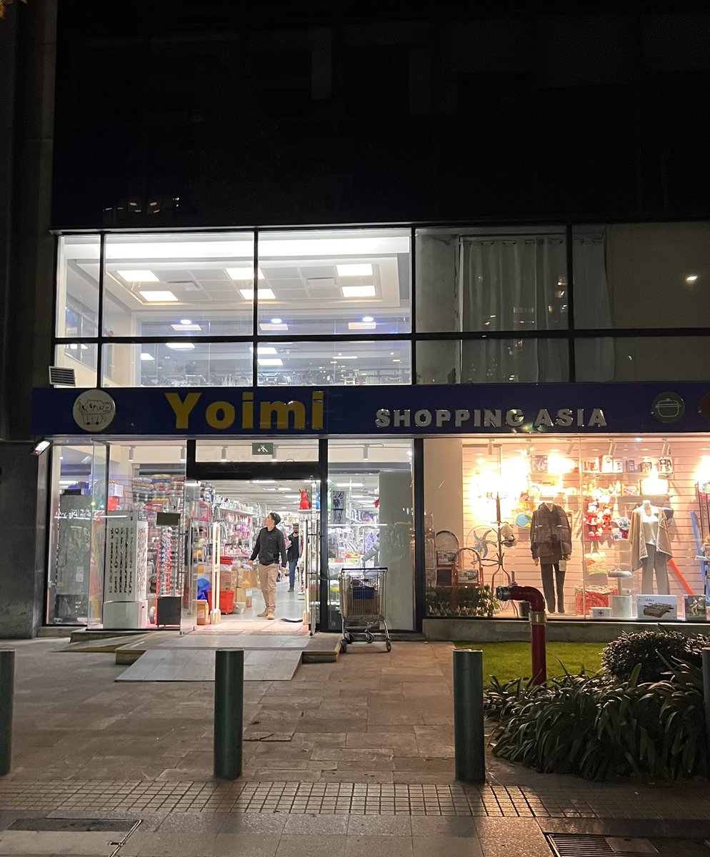 berberies_Dan's tweet photo. Jackson vino a esta tienda. 
Él realmente vino a Chile a vitrinear a los chinos.

Tkm Jackson Wang https://t.co/OzCGN9FYdT