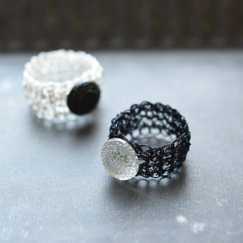 #ワイヤークロッシェ        #サニーサイド
  ～5/5（火）
ワイヤーをかぎ針で編んで作るアクセサリー「ワイヤークロッシェ」のサニーサイドは、レッスンと完成品の販売を中心に活動しています。使うワイヤーはコーティングされた銅線。変色の心配もなく、普段使いにぴったりです。
#丸善浦和伊勢丹店
