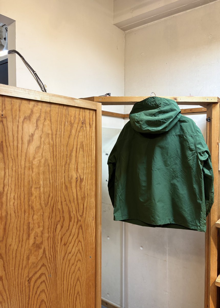 masterx_b's tweet image. 雨の日のオーバーコートとしても便利です。革ジャンやダウンの上からでも羽織れます。ベーシックなスタイルは、着こなしに左右されません。長年にわたり愛用できるアイテムです。3サイズの展開です。トルソー着用はMサイズでございます。#kyoto #京都 #enjoy #お洒落