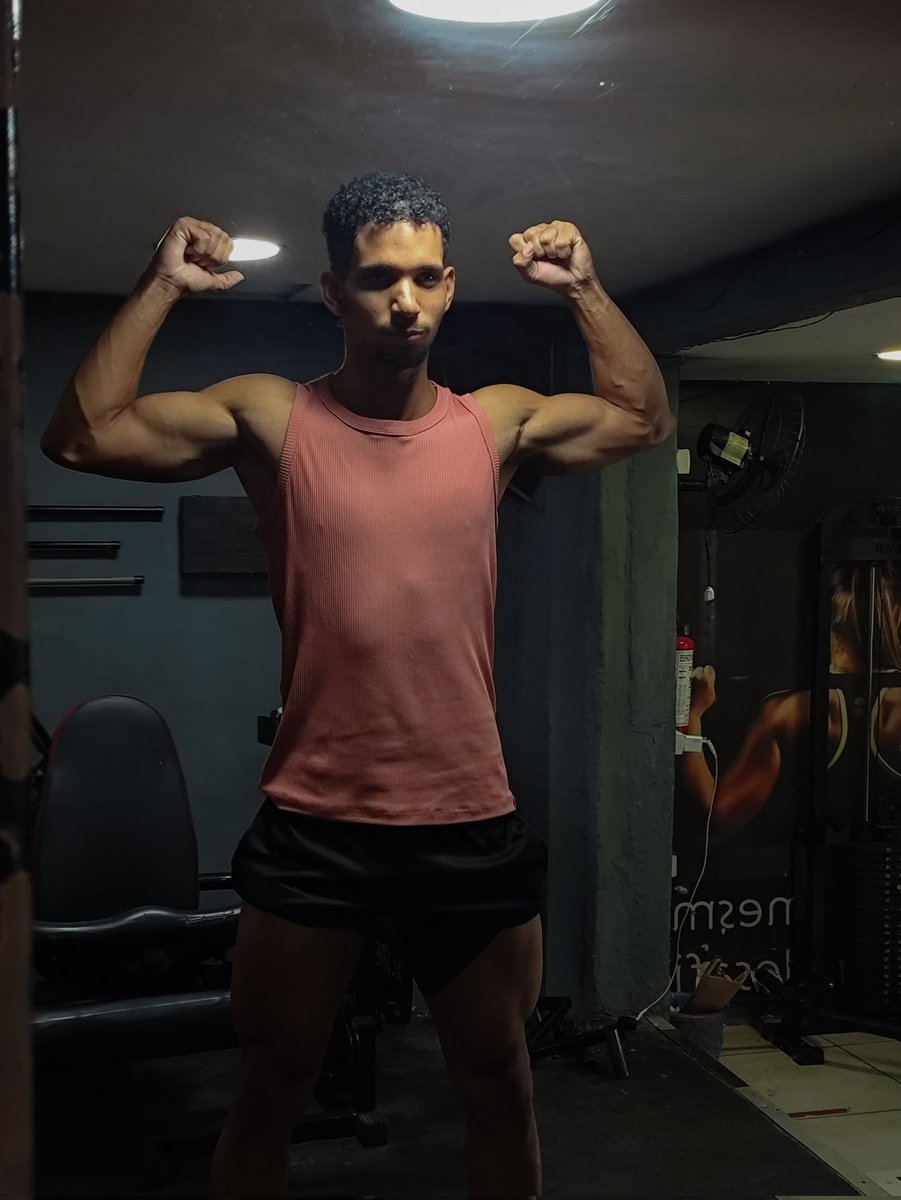 Srlevado's tweet photo. Já posso te enforcar com meus braços? 
#GymGlow https://t.co/eHqviuj6Jn