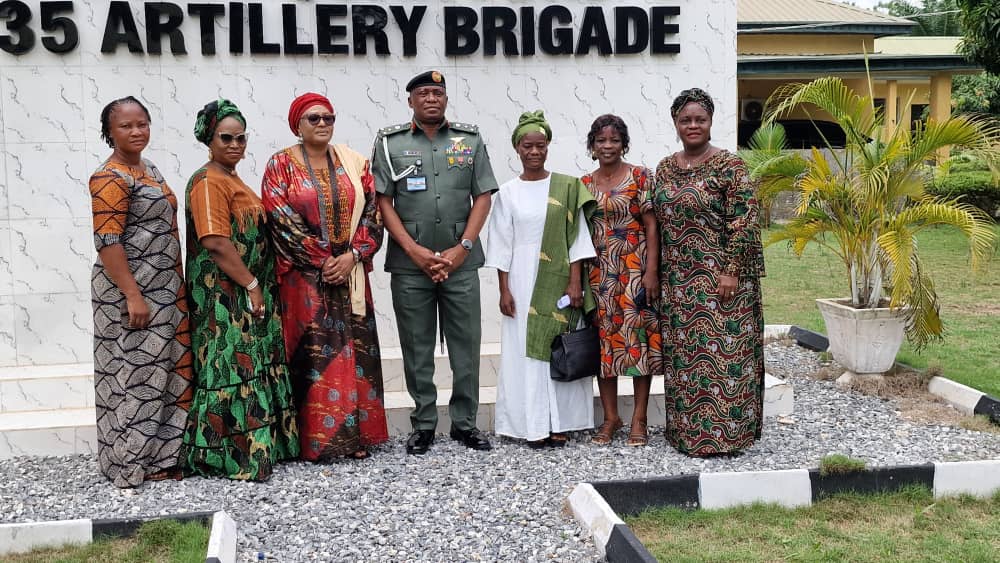 TheNigLegionHQ's tweet image. Chairman, National Council of the Nigeria Legion (NCNL), Ms Grace Morenike-Henry with the Commander, 35 Artillery Brigade, Brig.-Gen. Godwin Nwamba, during the visit of the Legion Chairman to the Brigade Headquarters in Ogun
#veterans #nigerianlegion #armedforces