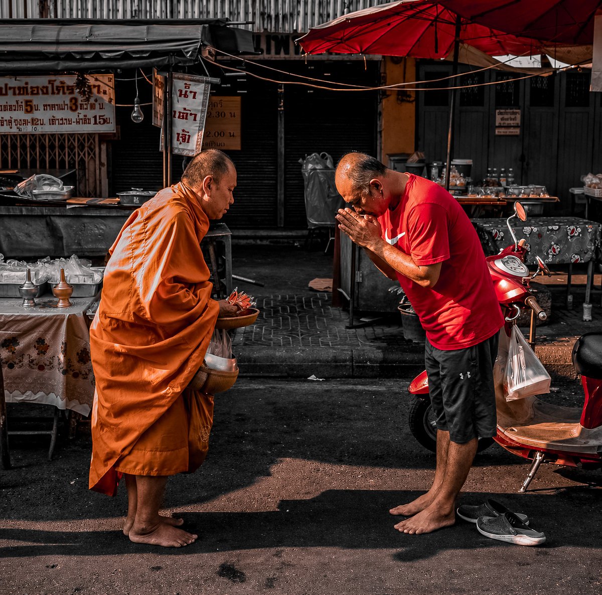 johnmangobk's tweet photo. A quiet moment of respect in the middle of a busy street 🙏
Simple traditions, powerful meaning. 🇹🇭 https://t.co/DbgZeICm3q