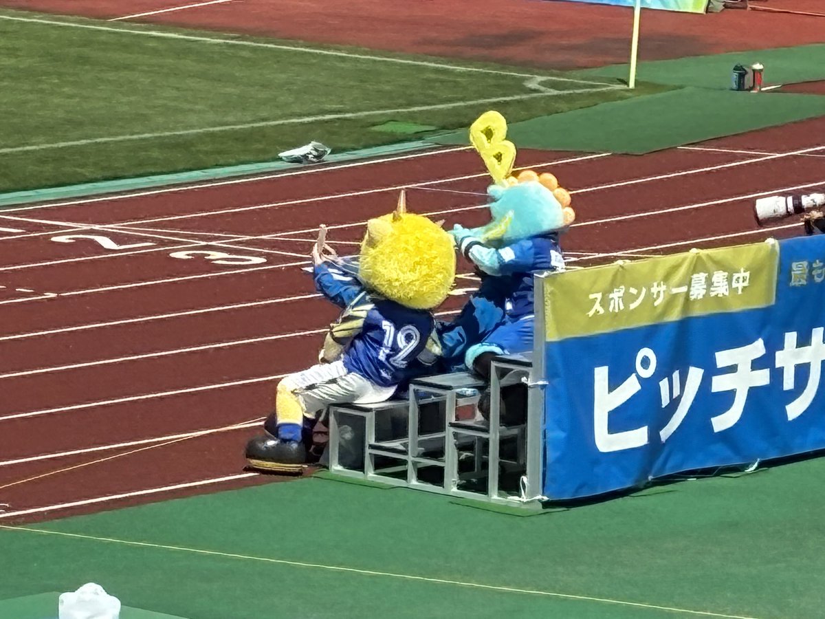 あとピッチサイドシートにいらした方がものすごい両手に花でお写真撮ってらしたのでいいなああああって思いました。ピッチサイドシート行ったことないけどより興味が出てきた……マスコットとグリーティングできるのよきすぎるんだが…… #ブラウブリッツ秋田 #モンテディオ山形 #montedio