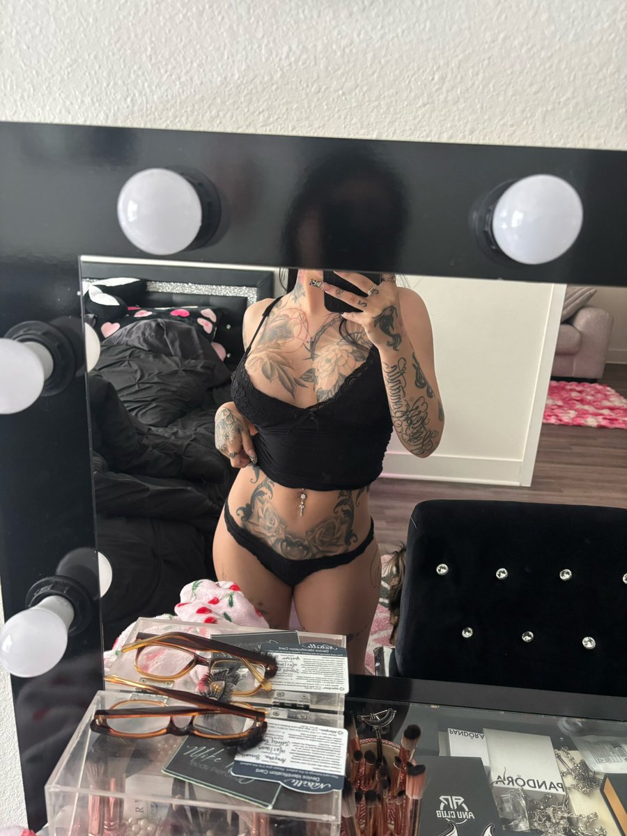 arayshamariee's tweet photo. I woke up like this 🛏️ https://t.co/k9jE0M87KW
