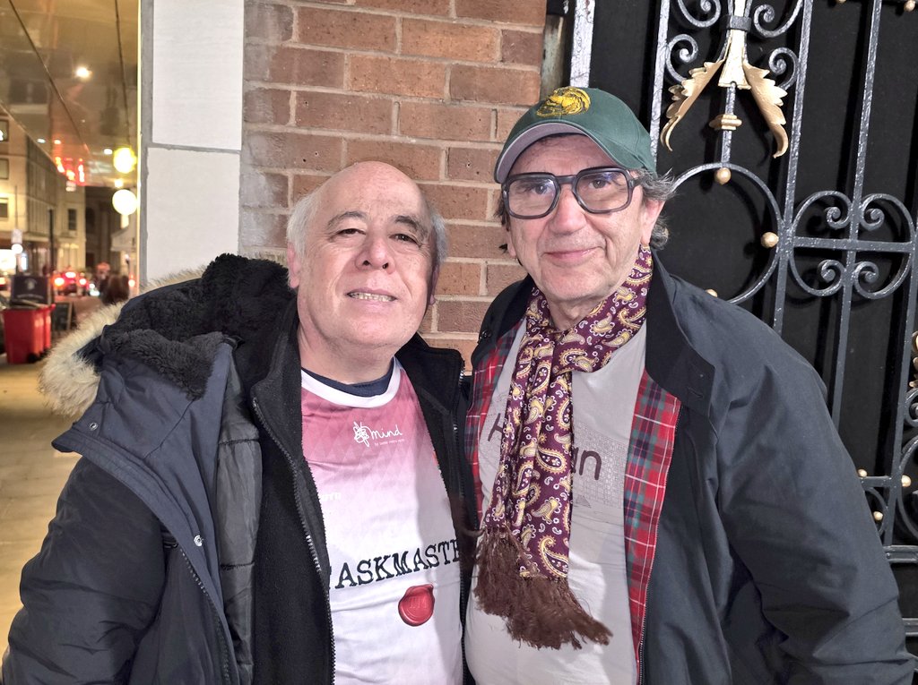 Kevenlaw's tweet image. Look who I've just met lol 😋🤩😋 Who's that gut lord marching? You should cut down on your porklife mate, get some exercise!" ALL THE PEOPLE! SOOOOOO MANY PEOPLE!!!  😋🤣😋🤣😋🤣😋 #Parklife #Blur #PhilDaniels #Totp