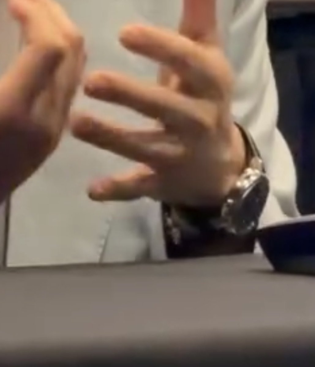 SeongdongPeach's tweet image. 好明显是两种珠子的拼色手串😱🫣
是两条嘴对嘴的鱼吗🐟

#유연석 
#YooYeonSeok