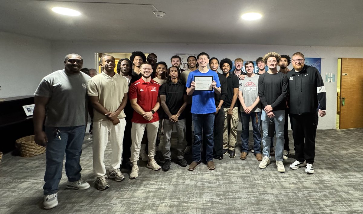 MacBulldogsMBB's tweet photo. Tonight the team went out to First Baptist Church in town to celebrate @Dallas_Metzger getting baptized! Congrats Dallas!🎉🙌 https://t.co/G4tUhksDrD