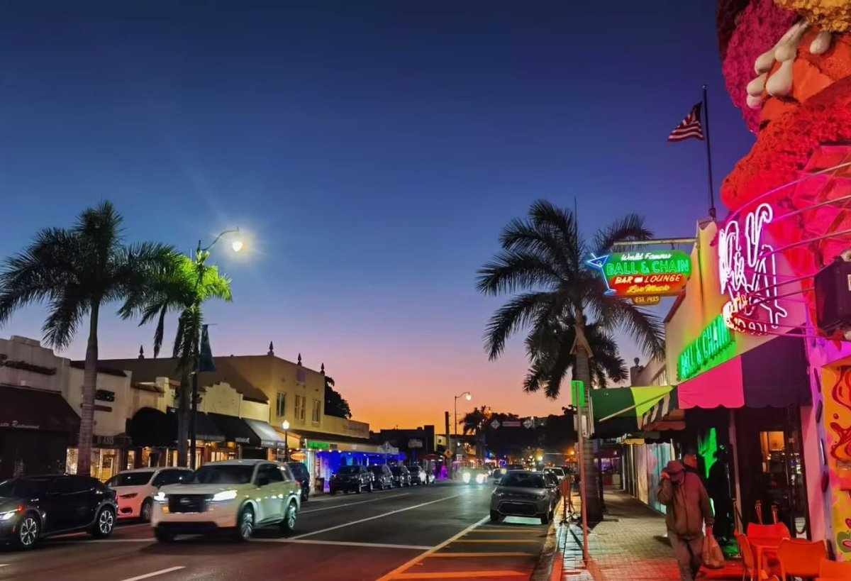 tycoonstat's tweet photo. Florida's evenings are like a time when youthful imaginations are awakened by the light of the setting sun, the beauty of the sea, and the refreshing activities of the beach 🌅 https://t.co/NPdql13jBs