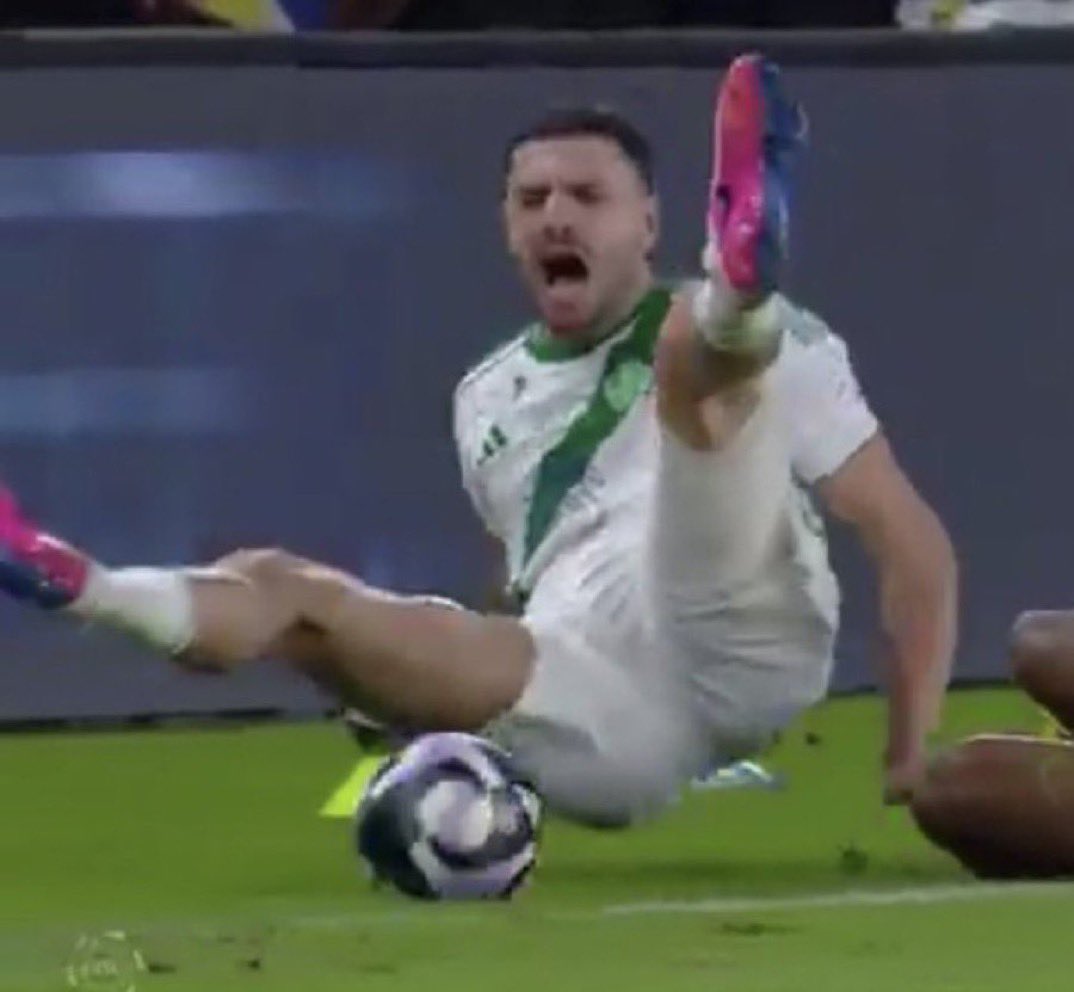 هجمه مرتده 💛💙🇸🇦 tweet media