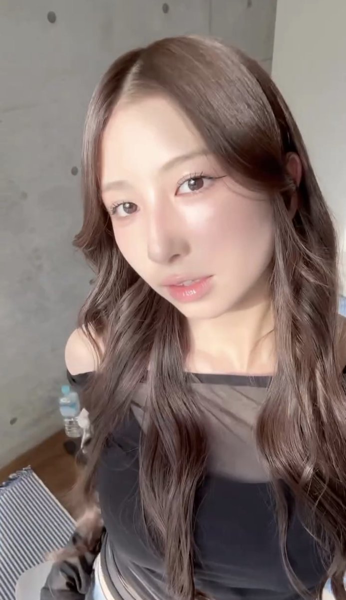 OneFive_Cute97's tweet photo. Good morning Gumi 💜

The perfect beauty, flawless skin that contrasts beautifully with black clothes 🖤

Between Gumi's serious expression and the cute little smile, my heart can only fall more and more in love with the Goddess 😍

Have a good day Gumi 💜

#OneFive #OneFive_GUMI https://t.co/ky0v14xuF8