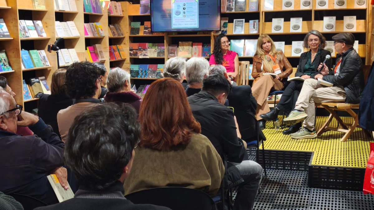 MajaVelez's tweet photo. Gracias @MJDuzan @CantoRodado @gusduncan  por esta conversación tan interesante a propósito de nuestro libro editado con @lucas_marinll y @anamarjona. Gracias a los autores que nos acompañaron en vivo @inemejmo y #SalomeRodriguez y a los demás autores. Pasen por @Ed_Uniandes ! https://t.co/Qu8UPvkwJz