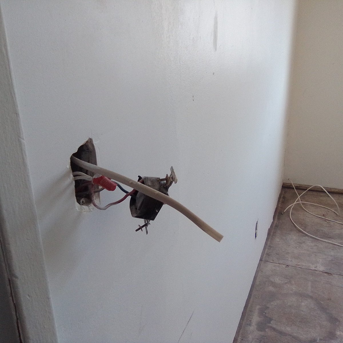 CesarAranda_S8's tweet image. I'm not sure if it is for the #city or county of Los Angeles or if it is a #state #law for Californians.
Also to have electric wires and cords not properly sealed and covered is a huge no no and can be life or death like what I'm having to deal with. @HACLA1938 look into my case