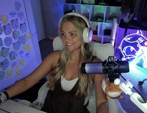 SNJES_'s tweet photo. Live on Twitch RIGHT NOW 🤍 https://t.co/U6PzeQFlBh