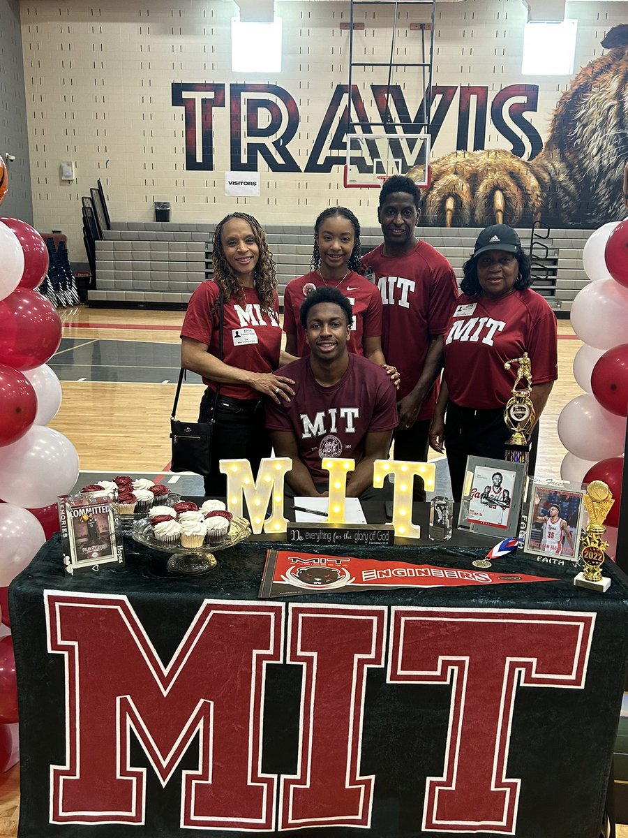 Travis Basketball tweet media