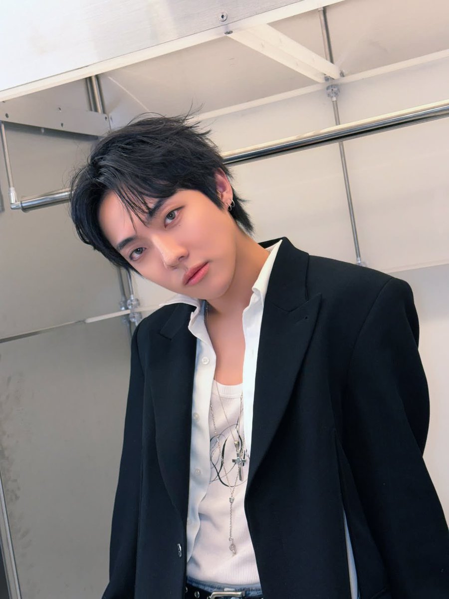 비가 내리던 유미세포마을에 
순록이가 뛰어들어온 후 꽃비가 내리고
작가세포가
 ' 신순록이 저게 마을을 들었다 놨다 하는구만 '
 ' 저거 요물이네 요물 '🤣

요물^^😁♥️♥️♥️