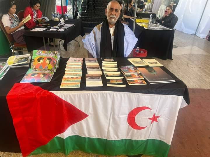 EspejoSomos's tweet photo. La poesía de Bachir Ahmed Aomar no solo nombra la belleza del desierto: también denuncia el despojo, el exilio y el silencio que pesan sobre el pueblo saharaui. En esta entrevista, abre una herida histórica y convierte sus versos en memoria y resistencia.
 https://t.co/Pd0cQGqjrj https://t.co/MGNUl3oi2h