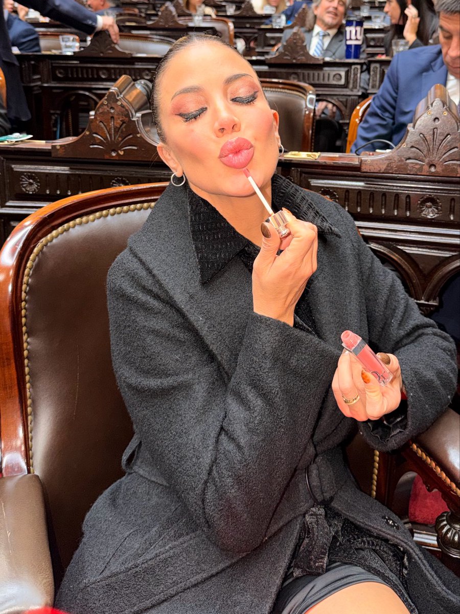 Cada vez que no sepas el motivo por el cual no te alcanza la guita, recordá que no te alcanza porque estás pagando impuestos para bancar el sueldo que cobra Virginia Gallardo por gatear en el Congreso.
