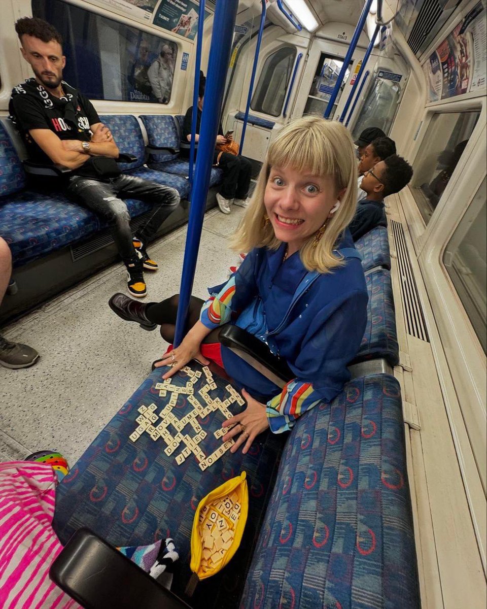 Imagínate estar en el metro y encontrarte a AURORA jugando scrabble 🥴