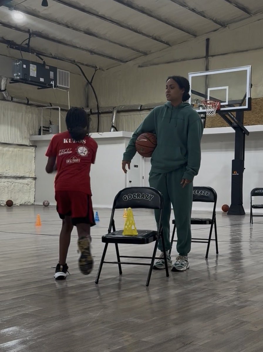 Jeffries_T11's tweet image. Training mode: ON 🏀🔥

It’s all about consistency and showing up ready to work.

#Training #LockedIn #BasketballLife #KeepGrinding