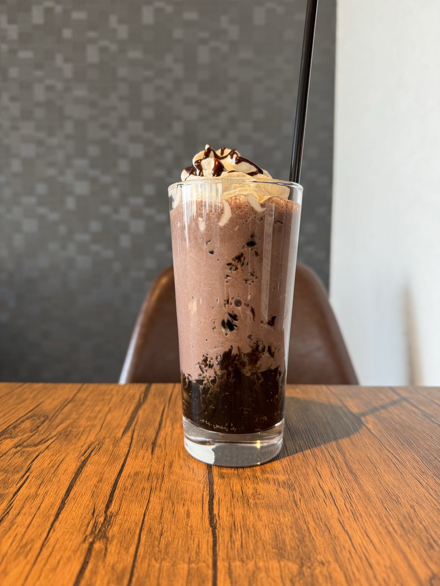 おはようございます😊
今日は少し暖かくなりお花見日和ですね🌸
そんな日は先日新発売した珈琲ゼリーチョコシェイクはいかがですか🥳
当店のチョコソフトを使用したシェイクとなります✨
明日からGWの前半は雨予報ですが当店は
5/6まで休まず営業してます🙌
本日も皆さまのご来店お待ちしております🤲