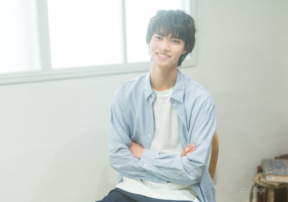 SrotaStage's tweet photo. 【お知らせ】
舞台『スタンドマイヒーローズ』Season0～マトリ・都築兄弟編～
5/2(土)10:00～5/10(日)23:59、SrotaStageFC内でのチケット先行を予定しております。
※別途入会費がかかります。

https://t.co/CRAe9PykZK

📖550円コースは更新から直近の3人分のインタビューが閲覧可能
📖880円コースは全てのインタビューが閲覧可能

2026年5月は服部武雄さんのインタビューを掲載予定です！
これまでの出演者のインタビュー＆撮りおろし写真が多数掲載されておりますので、この機会にぜひご検討いただけますと幸いです。

https://t.co/CexkjM1xQU