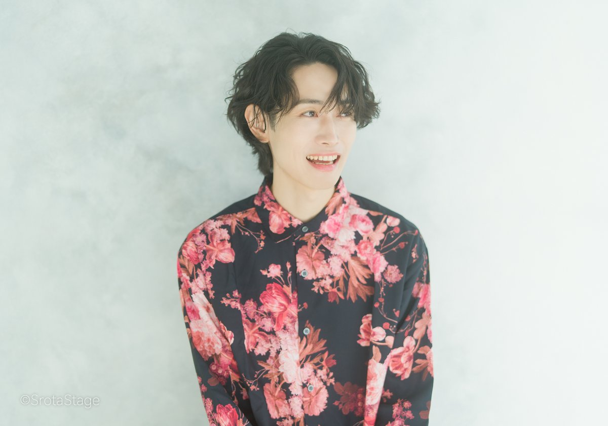 SrotaStage's tweet photo. 【お知らせ】
舞台『スタンドマイヒーローズ』Season0～マトリ・都築兄弟編～
5/2(土)10:00～5/10(日)23:59、SrotaStageFC内でのチケット先行を予定しております。
※別途入会費がかかります。

https://t.co/CRAe9PykZK

📖550円コースは更新から直近の3人分のインタビューが閲覧可能
📖880円コースは全てのインタビューが閲覧可能

2026年5月は服部武雄さんのインタビューを掲載予定です！
これまでの出演者のインタビュー＆撮りおろし写真が多数掲載されておりますので、この機会にぜひご検討いただけますと幸いです。

https://t.co/CexkjM1xQU