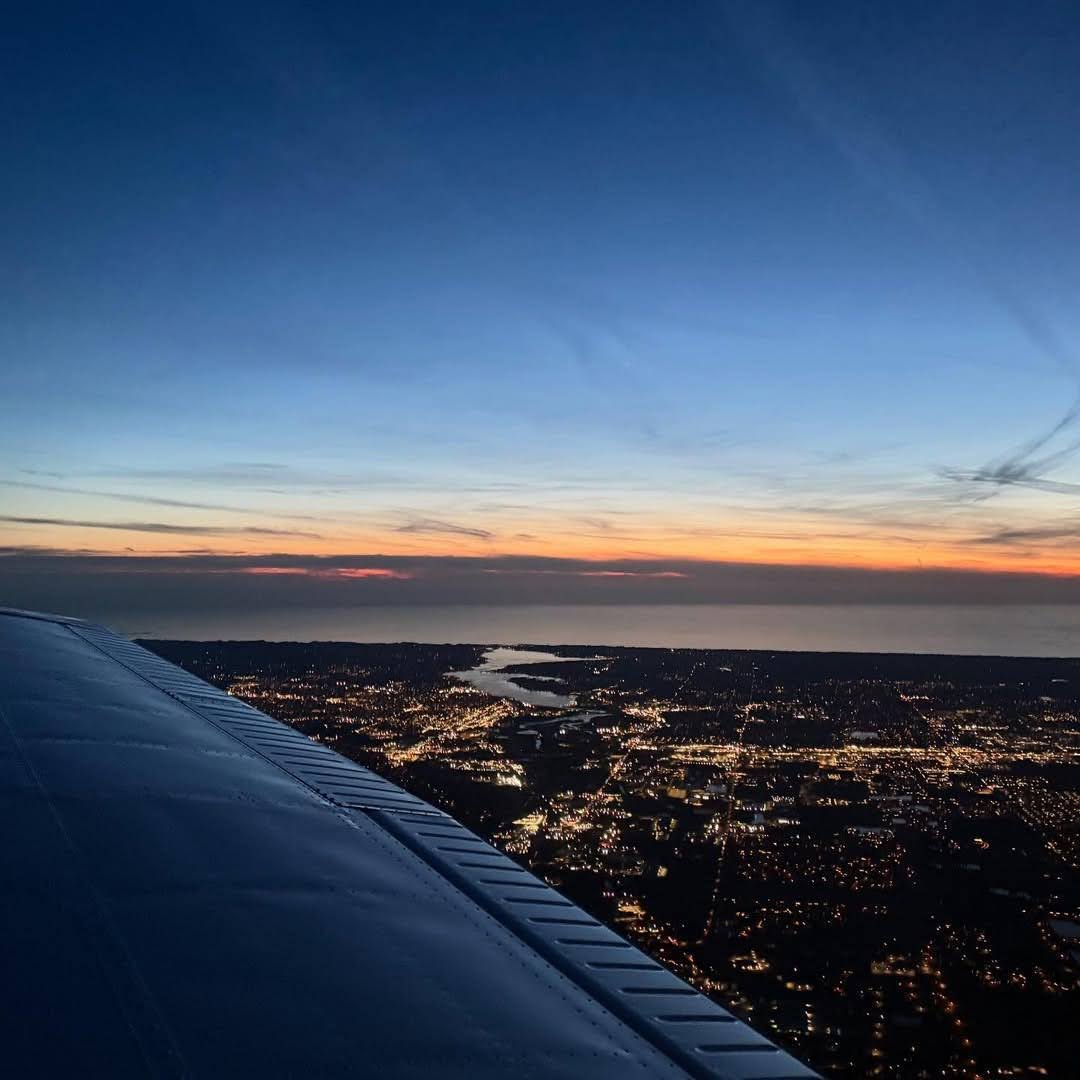 Aerofacility_O's tweet image. パイパーでの訓練は別格。この景色があればなおさら。
都会の空を舞う Gabe Arumpanayil。最高のスカイラインが、すべての学びを彩る。
この絶景を毎回見たいなら「💙」を！
#パイパー #Piper #M350 #小型機 #航空機 #空の旅 #エアロファシリティー