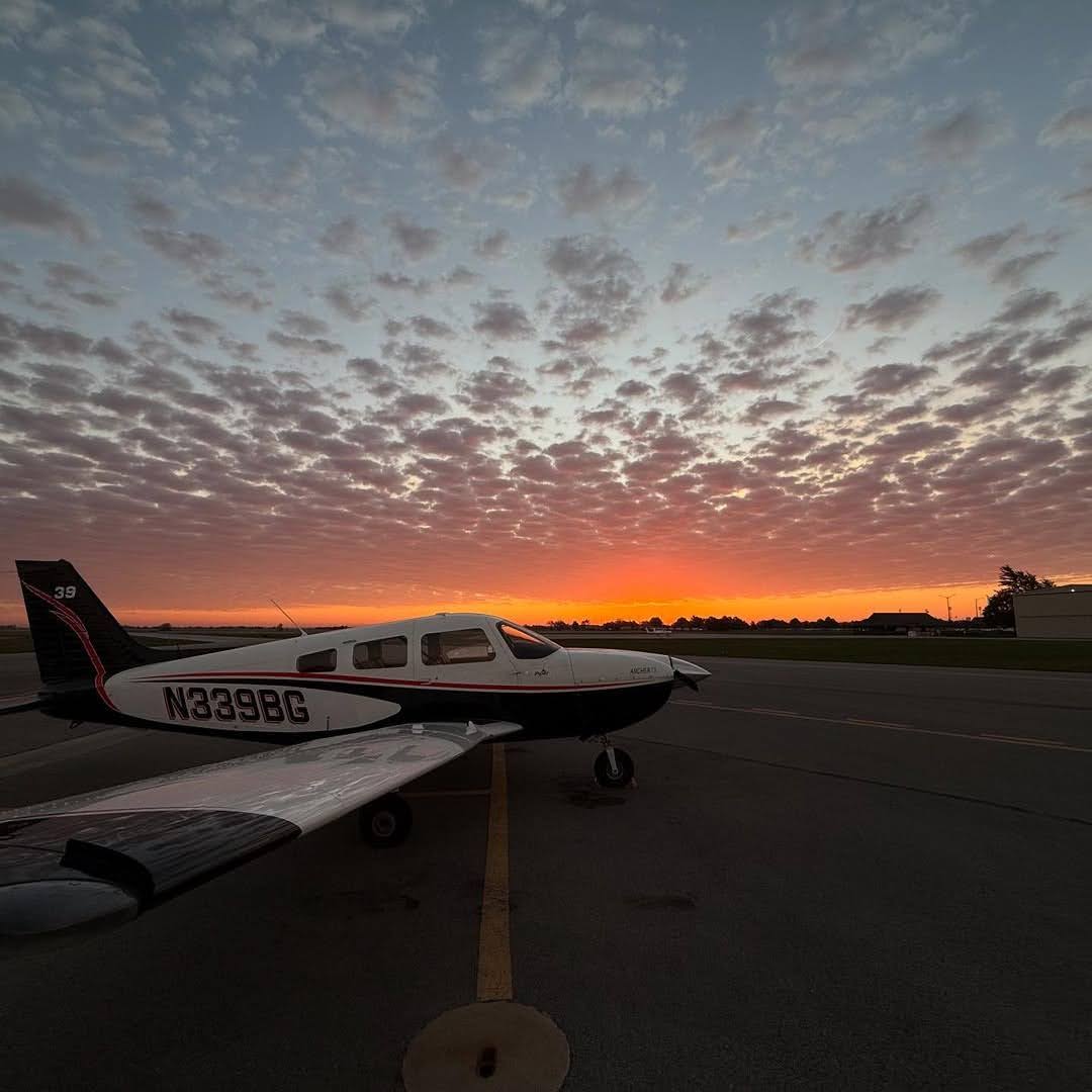 Aerofacility_O's tweet image. パイパーでの訓練は別格。この景色があればなおさら。
都会の空を舞う Gabe Arumpanayil。最高のスカイラインが、すべての学びを彩る。
この絶景を毎回見たいなら「💙」を！
#パイパー #Piper #M350 #小型機 #航空機 #空の旅 #エアロファシリティー