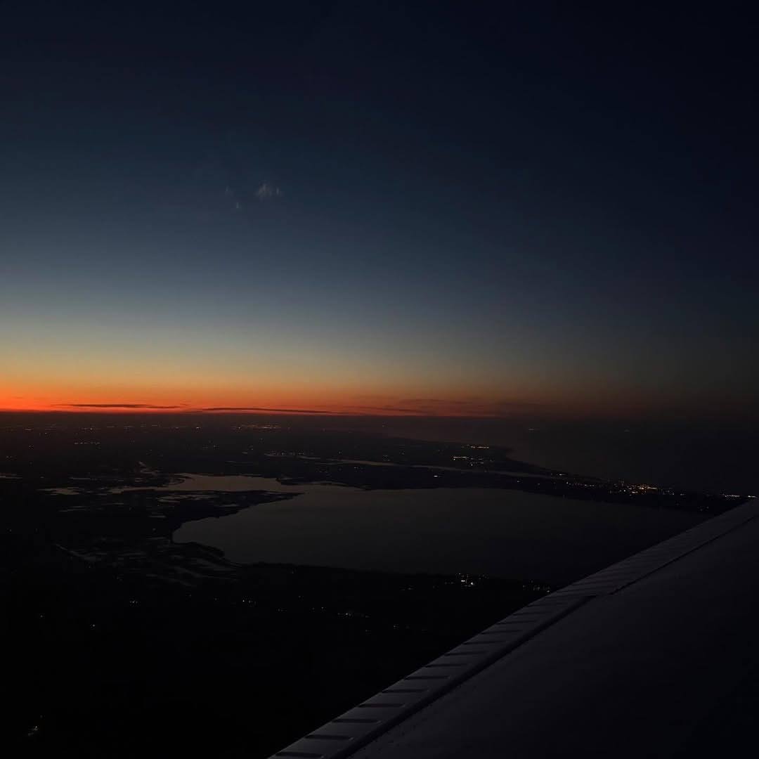 Aerofacility_O's tweet image. パイパーでの訓練は別格。この景色があればなおさら。
都会の空を舞う Gabe Arumpanayil。最高のスカイラインが、すべての学びを彩る。
この絶景を毎回見たいなら「💙」を！
#パイパー #Piper #M350 #小型機 #航空機 #空の旅 #エアロファシリティー