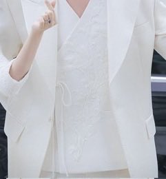 I really have to praise the details in Ian’s attire. The floral embroidery on his innerwear adds a subtle yet elegant touch. Even though the suit is entirely white, it doesn’t look plain at all because of those intricate details. Kudos to Wooseok and the designer team 👏👏👏