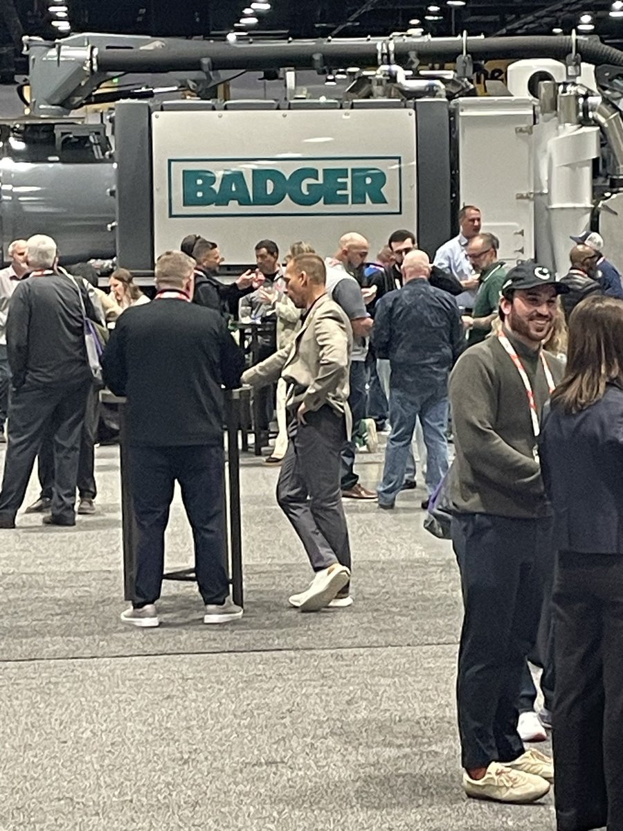 VossSigns's tweet photo. Networking social to end a busy at the @CGAConnect Damage Prevention Conference and Expo https://t.co/Zrbv4m1Hoz