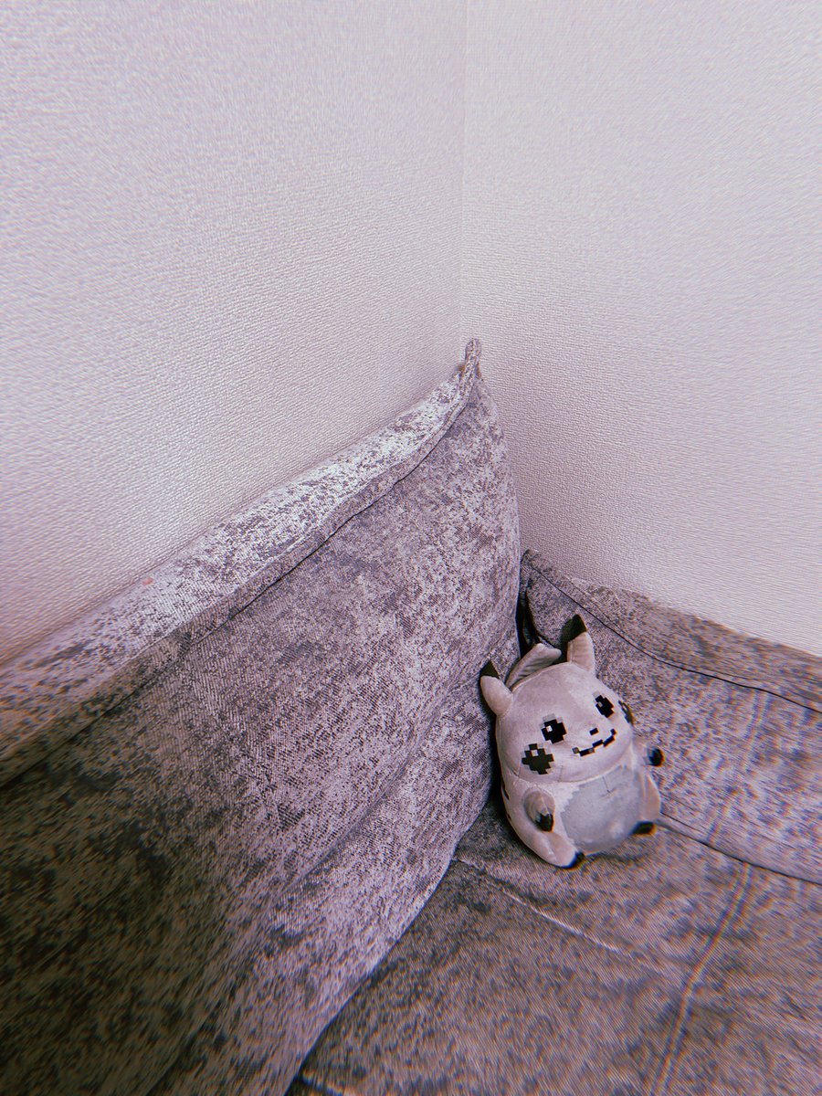 かわいすぎて仕事中膝に座らせて撫でてる