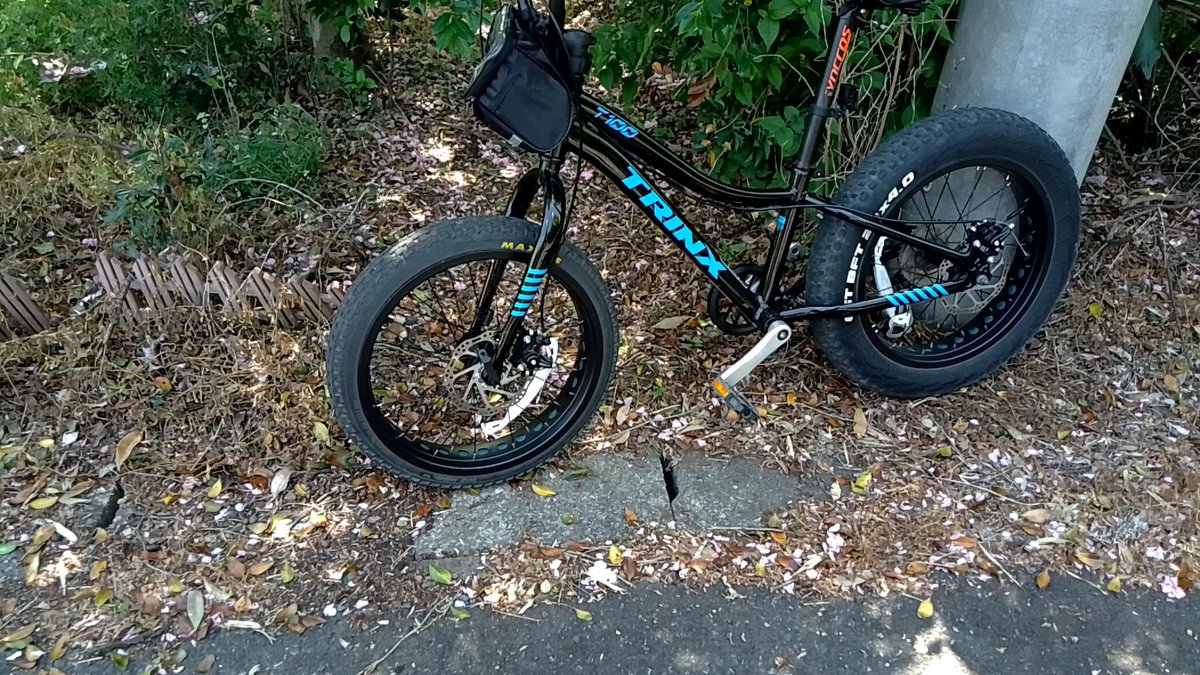 tamantamann's tweet photo. ファットバイクの80mmリムに20x2.2のタイヤを装着したら低扁平になった https://t.co/Ij9kW8Eme4