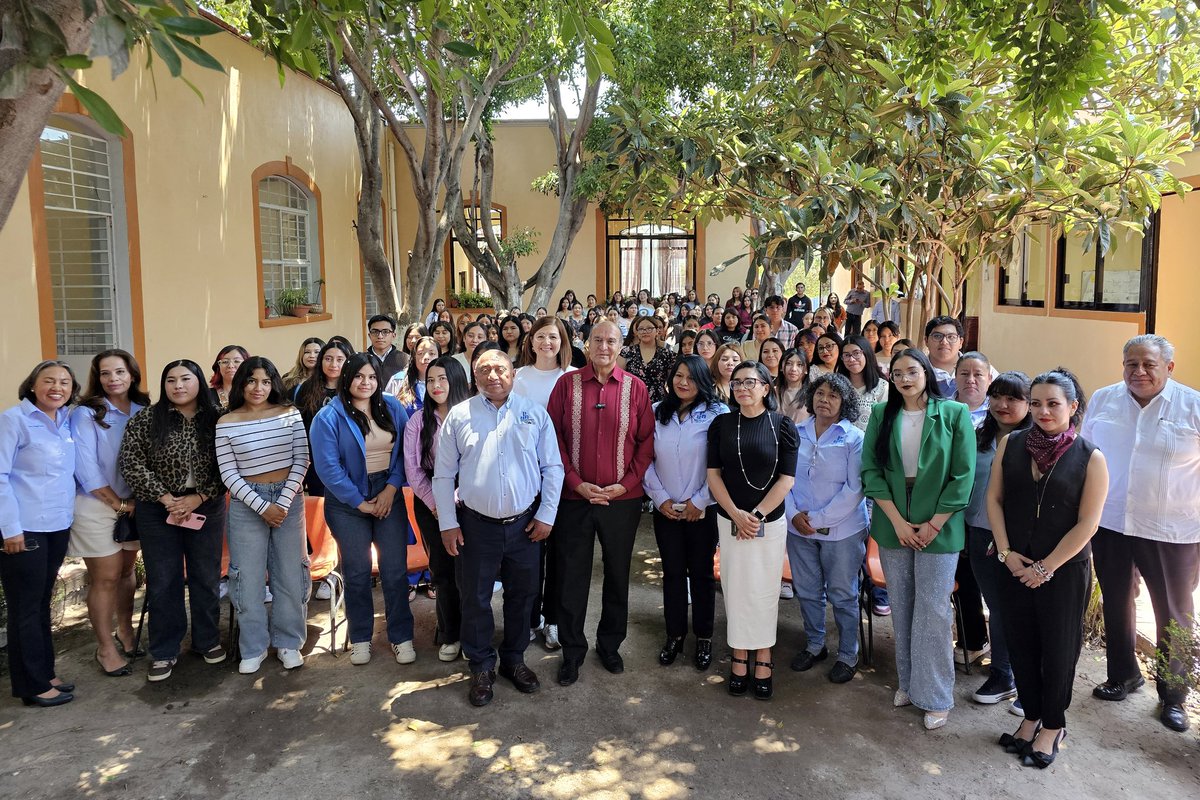 Acompañé al secretario <a href="/natycastrejonv/">Naty Castrejón</a> en gira de trabajo por Tula de Allende. Durante la visita a la secundaria Genaro Guzmán Mayer, impartió la conferencia “Educar para la libertad” y se realizó la entrega de equipo y mobiliario para escuelas de educación básica de la región. +