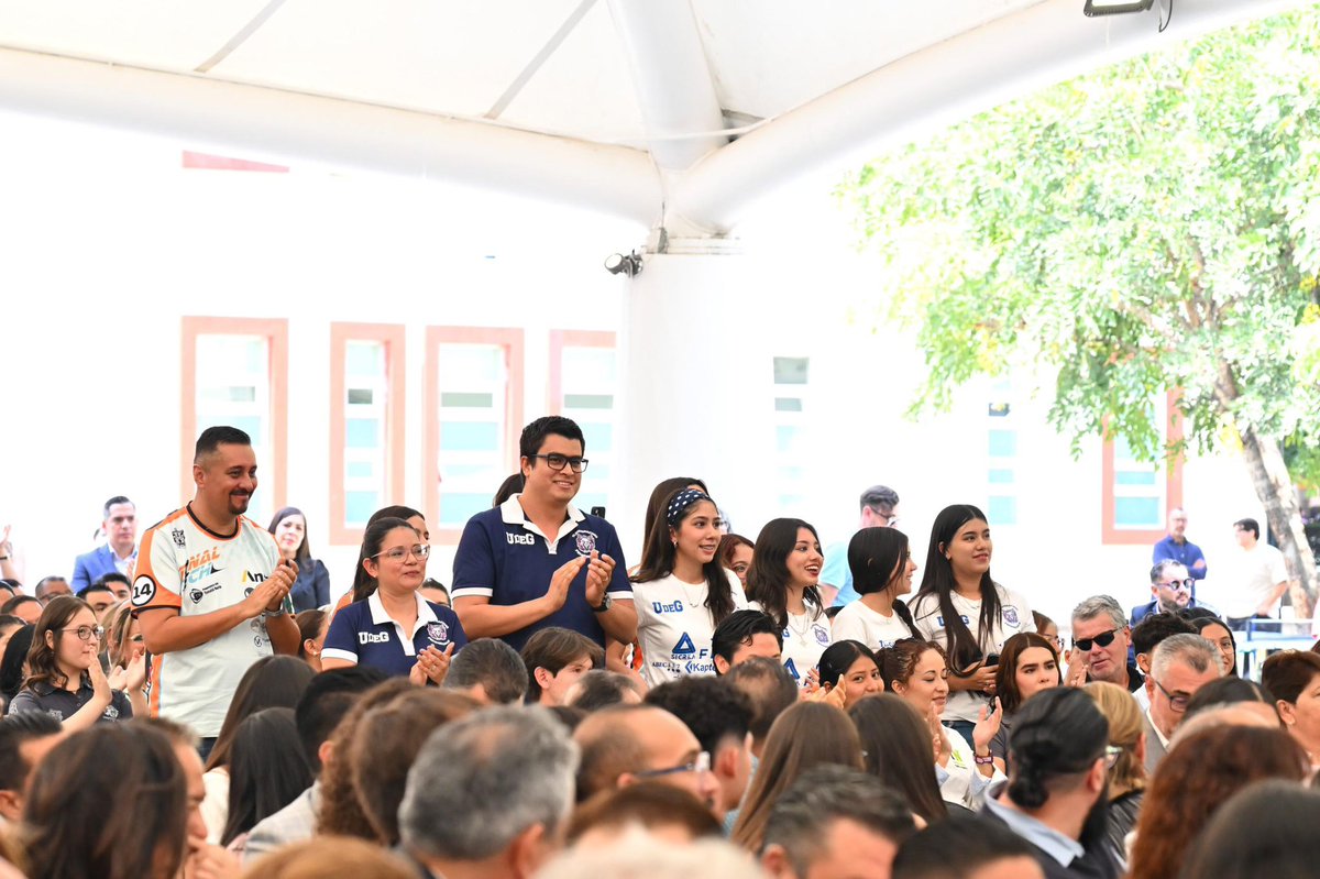 CesarBarbaD's tweet photo. Siempre he dicho que la comunidad más comprometida de nuestra @udg_oficial es la de #PrepasUdeG: ahí miles de jóvenes empiezan a transformar su vida.

Hoy, en el informe del SEMS, reafirmamos su impacto y lo que representa

Felicidades a su comunidad y a su directora, Maga. https://t.co/jZ1xtYpW3g