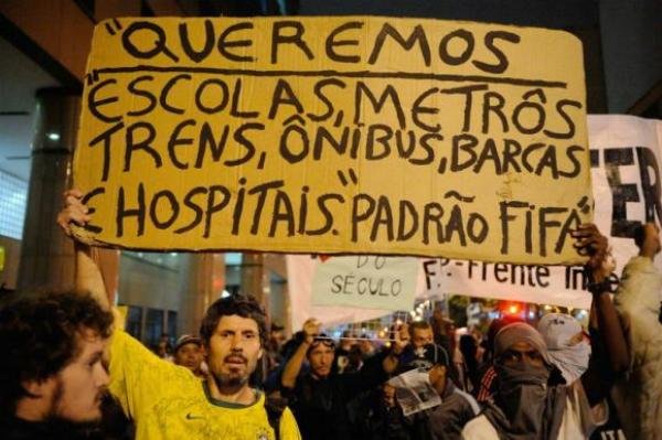 2013 + 13

Eduardo Guimarães 

Em junho de 2013, Dilma Rousseff chegara a 65% de aprovação, a economia crescia, a inflação estava controlada, pobreza e desigualdade despencavam  e o país tinha pleno emprego...

O país vivia o melhor momento econômico e social de sua história.