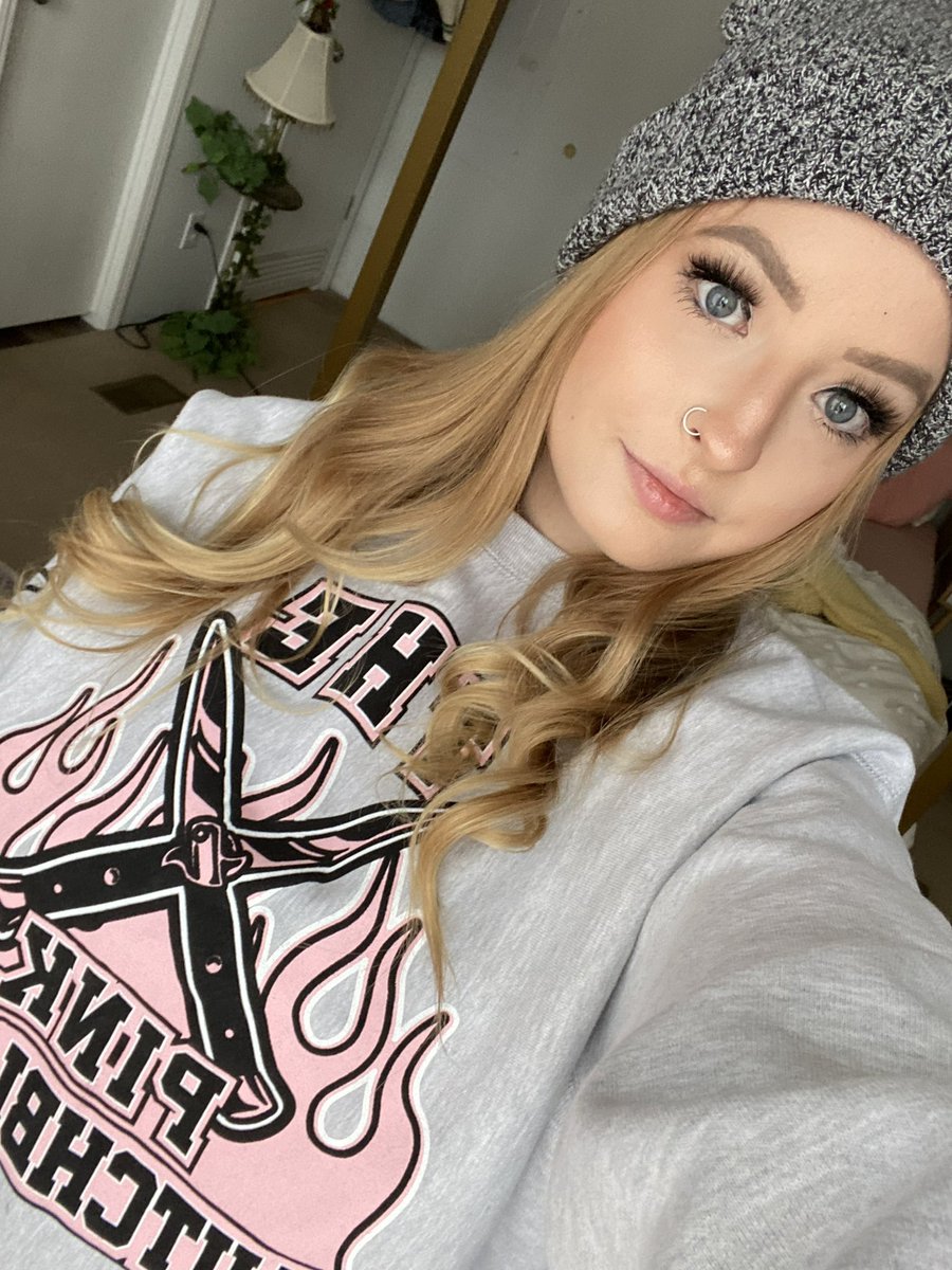 what ya’ll know about the pink switchblades tho?idk what ever happened to this crewneck lol add it to the list of lost mgk merch