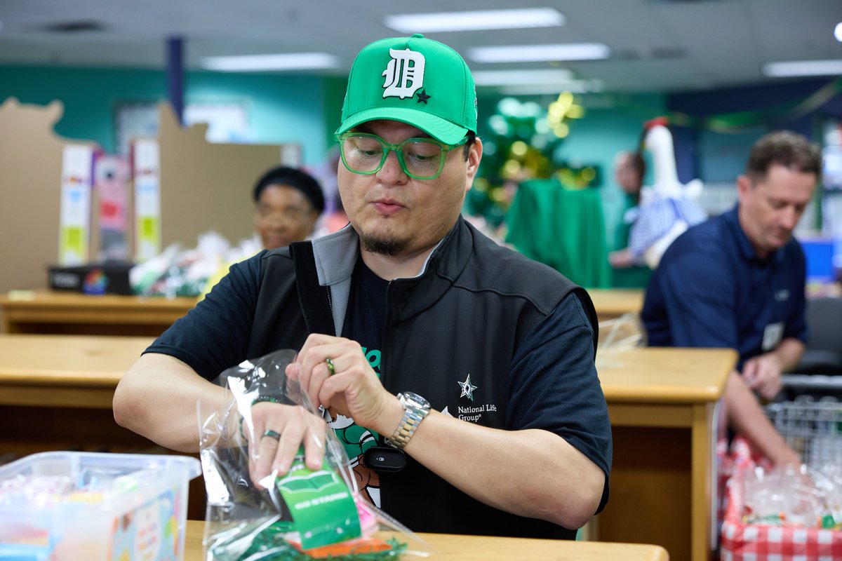 D210S's tweet photo. ICYMI: The Dallas Stars Foundation teamed up with National Life Group to bring a Scholastic Book Fair to Barron Elementary School 📚

344 students picked out 3 books each, 300 more donated to the library + school supplies — and Victor E. Green brought the energy 🙌

Impact goes beyond the ice. 

📸 Photos Courtesy of The Dallas Stars

#TexasHockey #Community