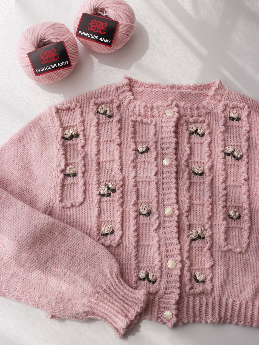 Clairenm_'s tweet photo. 本日Ecrin（エクラン）のパターンをBASE SHOP,Ravelryにてリリースいたしました🎀
BASE SHOP限定で5/6（水）まで15%OFFにてご案内中です🌷

是非この機会にお手に取っていただけたら嬉しいです✨️

Ecrinとは宝石箱という意味💎
自分だけの宝物を身に纏えるような作品です♡ https://t.co/6RjjdcNyOK